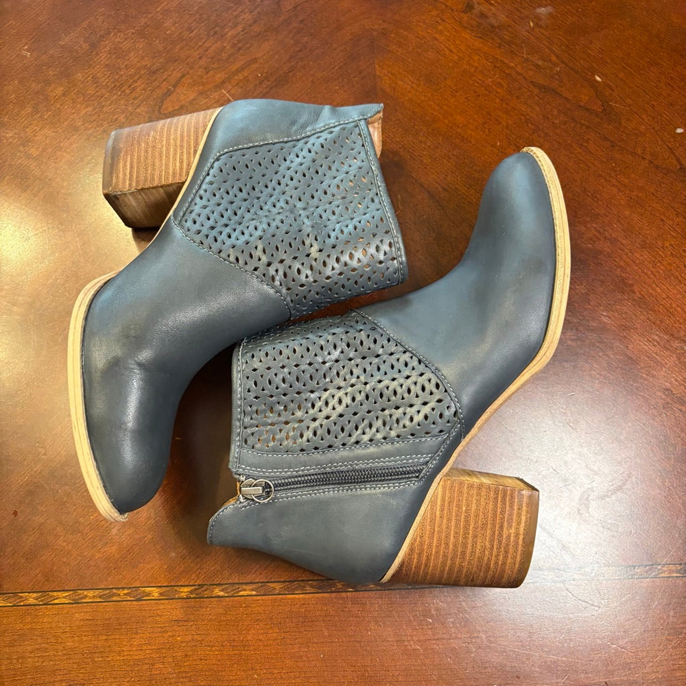 Söfft Leather Cutout Ankle Boots Stacked Heel Zip Booties Size 9M - Picture 9 of 11